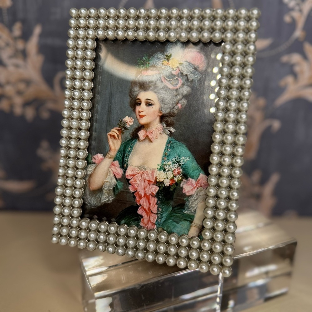 Vintage Faux Pearl-Embellished Frame with "An Elegant Lady with Roses" Print - Picture 5 of 5